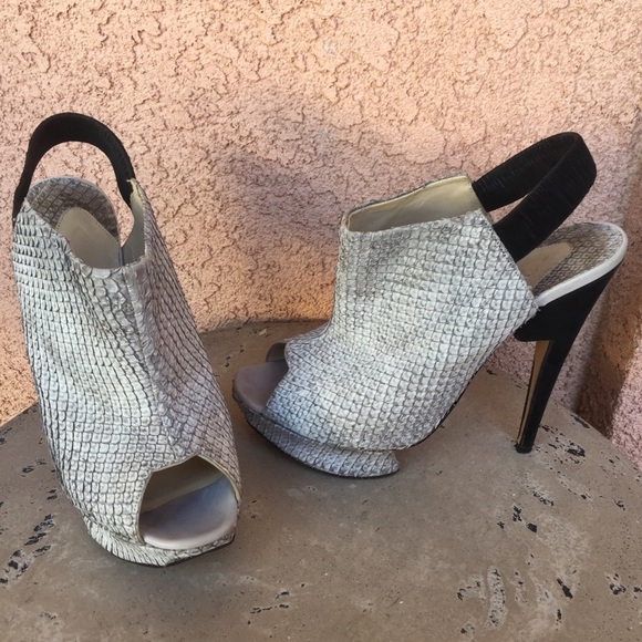 Nicholas Kirkwood Peep Toe Sling Back Heels Gray Scalloped Textured Size 9 - Picture 8 of 8